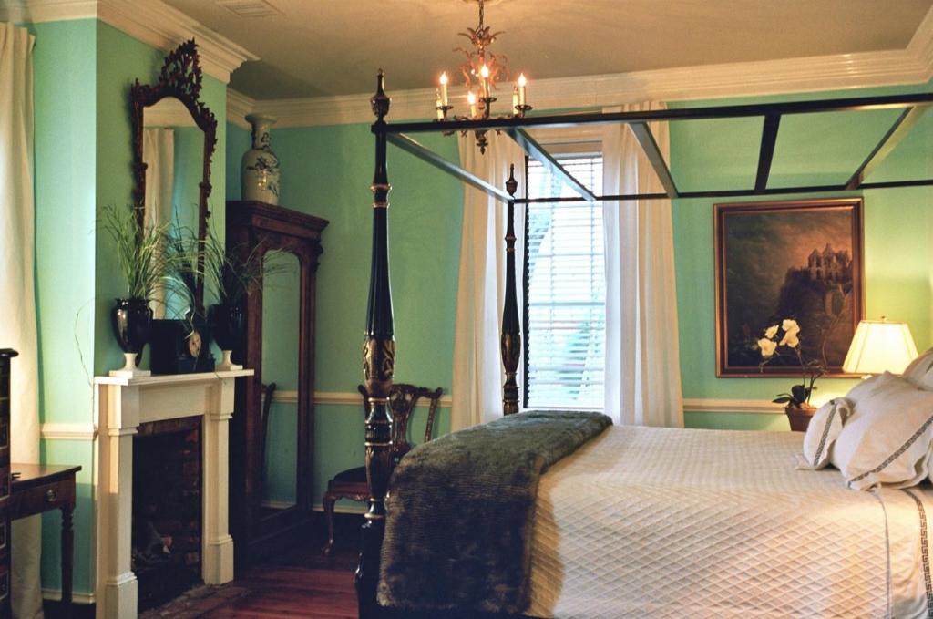 Inn at Court Square: Deluxe King Room