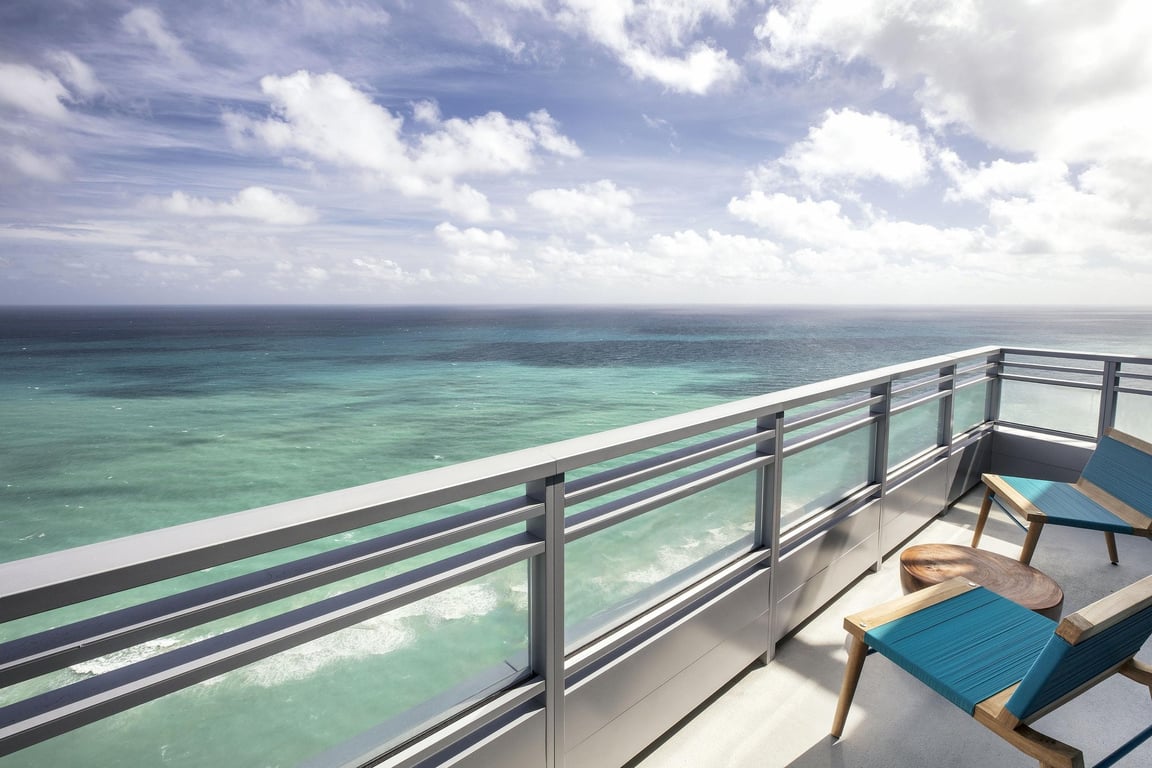 1 King Bed Corner Suite - Oceanfront Balcony + 2 Double Beds - Oceanfront View Balcony