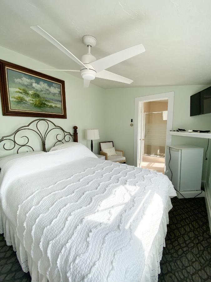 Queen Room with One Queen Bed and Partial Ocean Views – 310