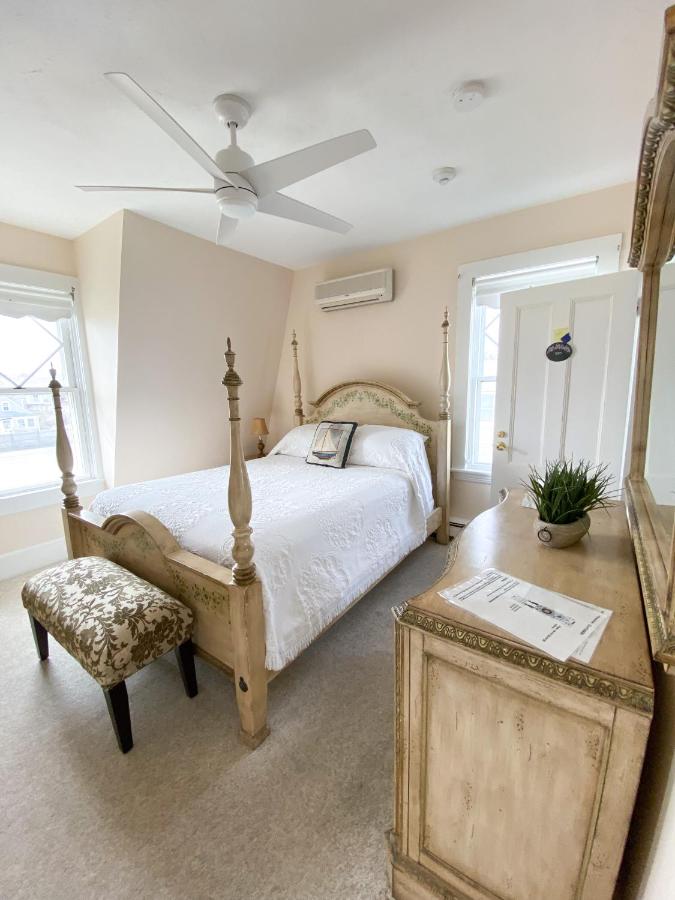 Queen Room with One Queen Bed and Partial Ocean Views – 205